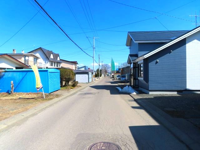 【前面道路含む現地写真】 | 北見市東三輪５丁目５番地４９　中古売家 外１筆 | 西側から、東方向を見た前面道路周辺です。