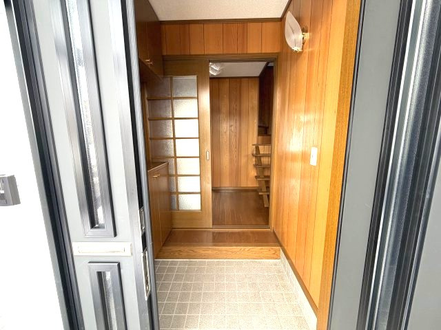 北見市東三輪５丁目５番地４９　中古売家 外１筆の玄関|玄関には上がり框があるので、段差により、靴の泥や雨水が室内に持ち込まれるのを防ぐ効果と、段差に座ることで靴の脱ぎ履きが楽になります。特に子どもやお年寄りにとって転倒リスクを減らせます。