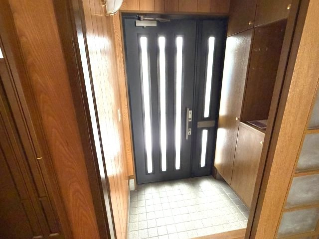 【玄関】 | 北見市東三輪５丁目５番地４９　中古売家 外１筆 | 玄関土間と上がり框があることで、外からの土やほこりの侵入を防ぎ、玄関からの汚れが室内へ広がるのを防ぎます。さらに外からの冷気を遮断する役割も期待できます。