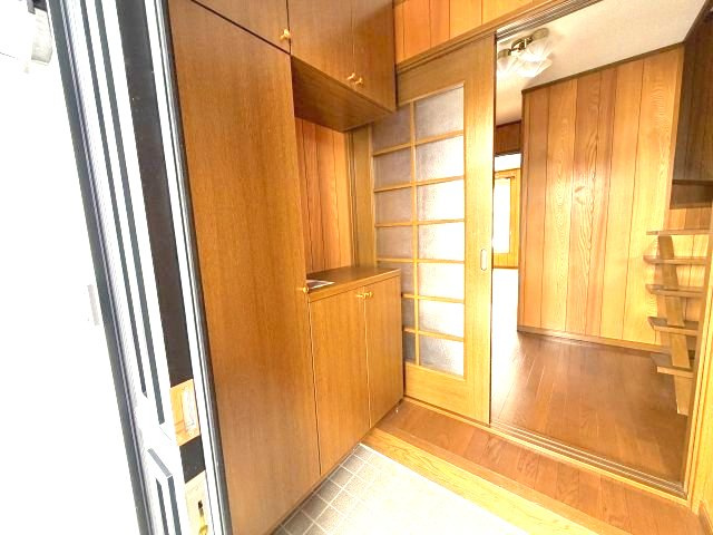 【玄関】 | 北見市東三輪５丁目５番地４９　中古売家 外１筆 | 引き違い戸は、開ける幅を自由に調節できます。人の出入りや換気に合わせて調整でき、大きな荷物の出し入れもスムーズです。