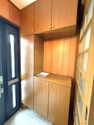 【収納】 | 北見市東三輪５丁目５番地４９　中古売家 外１筆 | 大容量のシューズボックスは、多くの靴を収納し、玄関をすっきりと保つメリットがあります。家族が多い場合や靴の種類が多い場合に特に役立ちます。靴や荷物が整理されるため、玄関をきれいに保つことができます。
