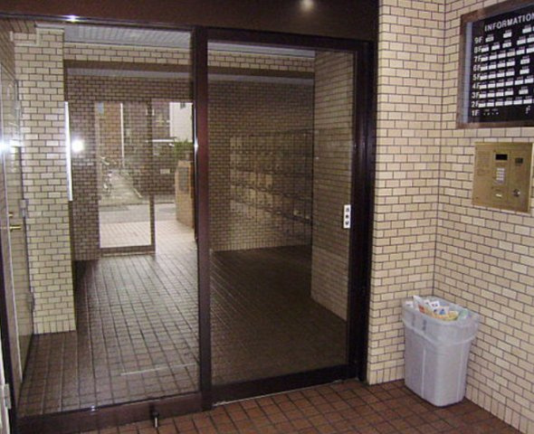 ライオンズマンション上野松が谷第２のエントランス