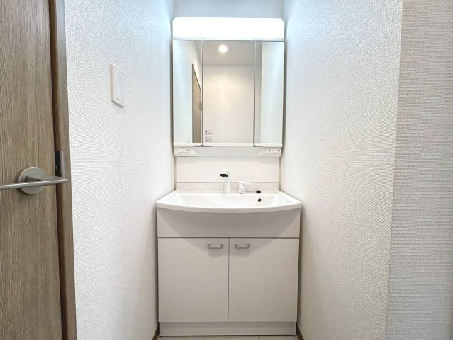 ハートフルタウン　江南市慈光堂町　全1区画分譲の独立洗面台|奥行約420mmのコンパクト設計で従来品と異なり洗面ボウルの成型の精度が高い為スッキリ納まります。