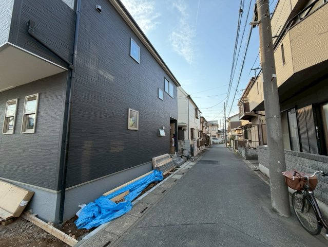 越谷市宮本町新築戸建ての前面道路含む現地写真