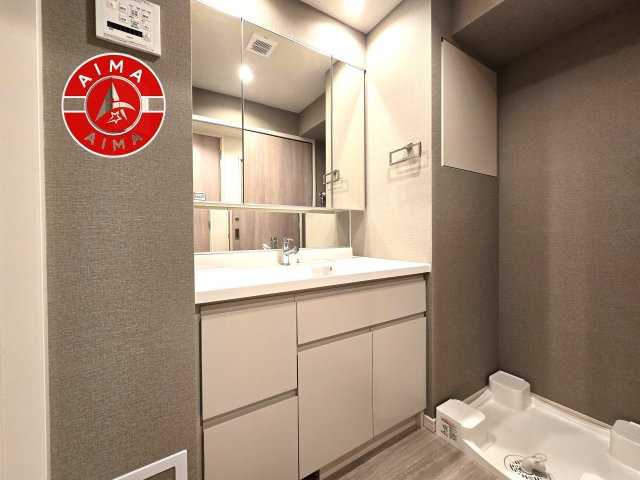 クリオラベルヴィ呉服町の独立洗面台|毎日使うものだから清潔な空間を保ちたい水回り。洗面にはそんな願いを解消させてくれる収納アイデアが満載です。三面鏡の裏側にはキャビネットが現れ小物から背の高い物まで収納できます。