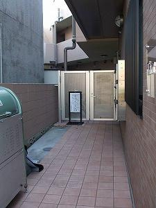 武蔵野市関前４丁目の賃貸マンションのエントランス