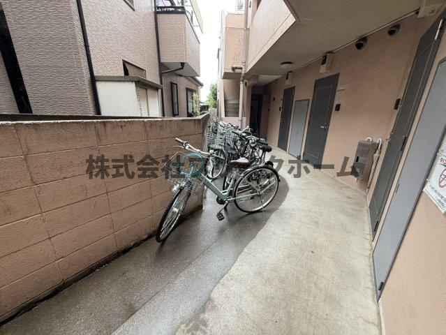 武蔵野市関前４丁目の賃貸マンションのエントランス