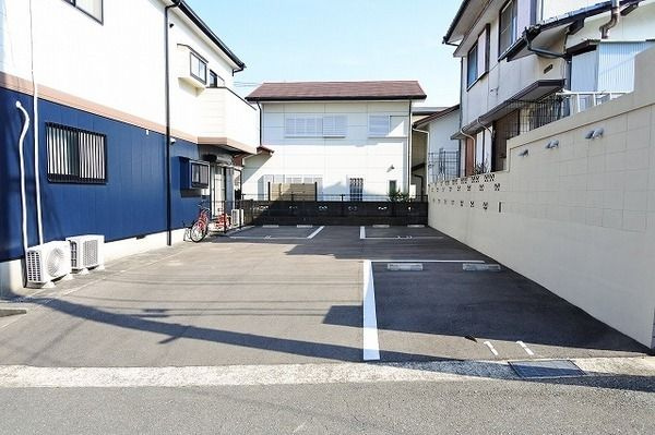グルック・アオバの駐車場