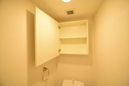 リブリ・ＡＩＴＳＵＮＥのトイレ|トイレの上に棚付きです