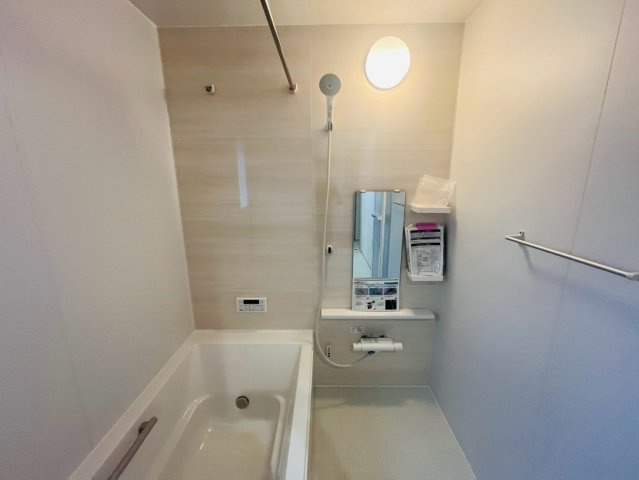 【いろどりアイタウン】栃木市藤岡町藤岡22-P4　全4邸の浴室|〇１号棟　浴室〇
白を基調とした明るい浴室！雨の日のお洗濯に便利な浴室乾燥機付き♪
2026年7月撮影