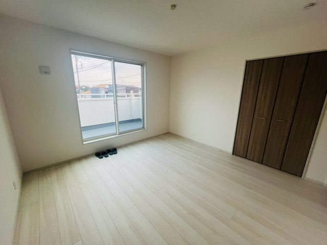 【いろどりアイタウン】栃木市藤岡町藤岡22-P4　全4邸の洋室|〇１号棟　浴室　8帖〇
バルコニー面するクローゼット付き主寝室。バルコニーへ出入りすることが出来るのでお布団を干す際にとても便利です♪
2026年7月撮影