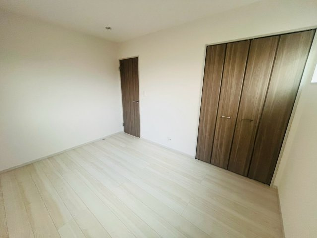 【いろどりアイタウン】栃木市藤岡町藤岡22-P4　全4邸の洋室|〇１号棟　洋室　6帖〇
各居室に収納がございますので最大限お部屋を広く使うことができます♪
2026年7月撮影