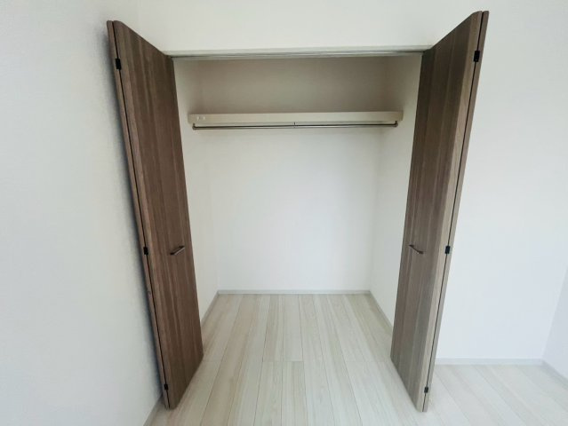 【いろどりアイタウン】栃木市藤岡町藤岡22-P4　全4邸の収納|〇１号棟　クローゼット〇
枕棚＋ハンガーパイプ付きで上の空間も最大限活かせる収納です♪
2026年7月撮影