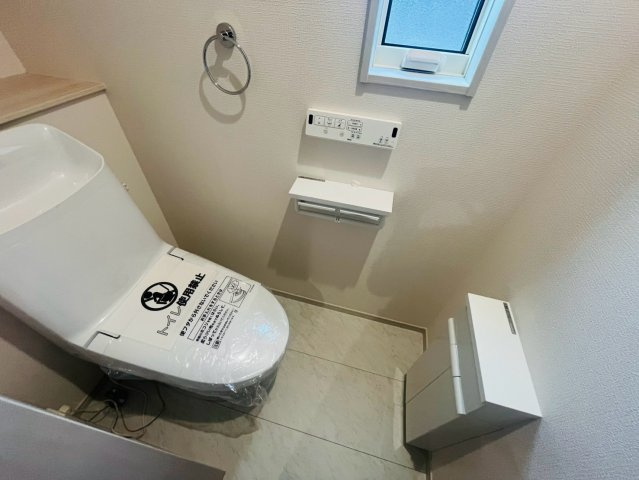 【いろどりアイタウン】栃木市藤岡町藤岡22-P4　全4邸のトイレ|〇１号棟　トイレ〇
うれしい収納＆タオル掛け付きトイレ。ご家族様が多いご家庭の方も安心の1.2階トイレ完備！
2026年7月撮影