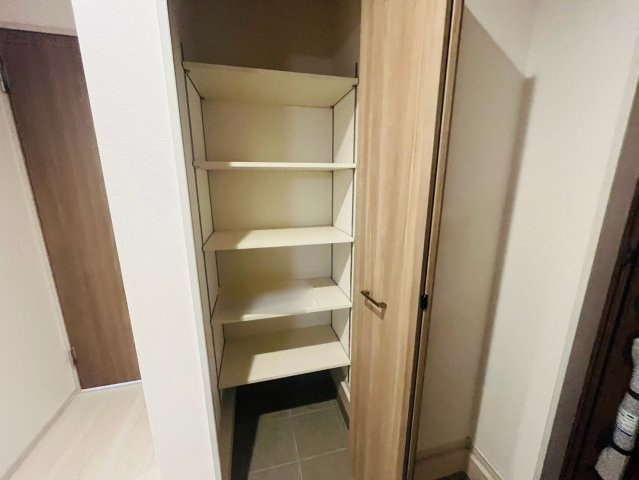 【いろどりアイタウン】栃木市藤岡町藤岡22-P4　全4邸の収納|〇１号棟　玄関収納〇
自由に動かせる可動棚タイプのため、季節物の長いブーツもスッキリ収納できます♪
2026年7月撮影