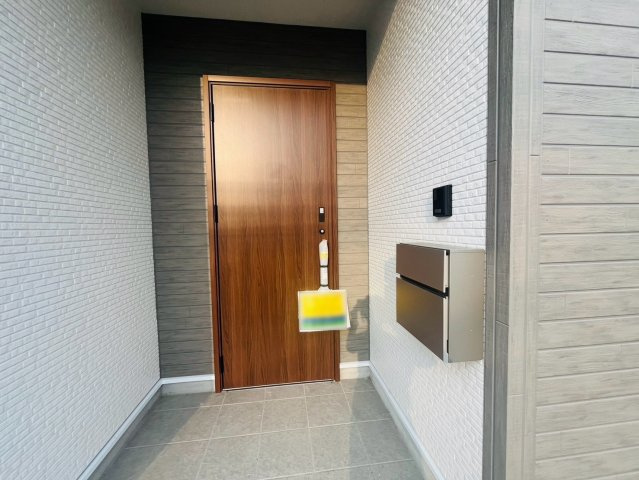【いろどりアイタウン】栃木市藤岡町藤岡22-P4　全4邸の玄関|〇１号棟　玄関〇
玄関前屋根付き、降雨時も急ぐ必要がありません♪
2026年7月撮影