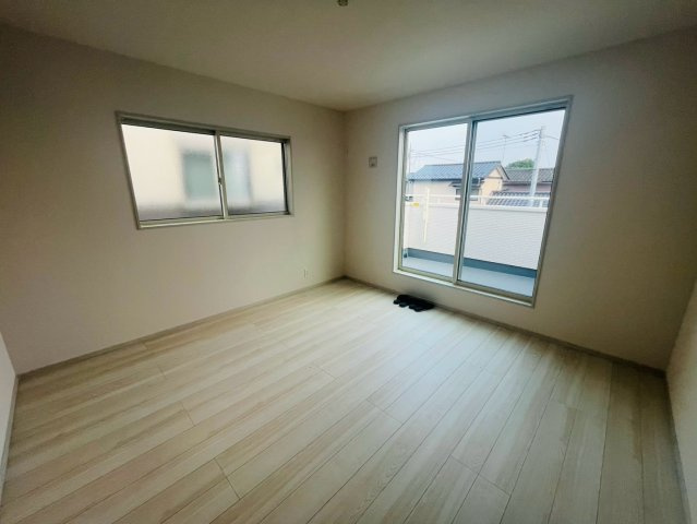 【いろどりアイタウン】栃木市藤岡町藤岡22-P4　全4邸の洋室|〇１号棟　洋室　6帖〇
バルコニーに面ししているのでお勉強の合間にバルコニーでリフレッシュできます♪
2026年7月撮影