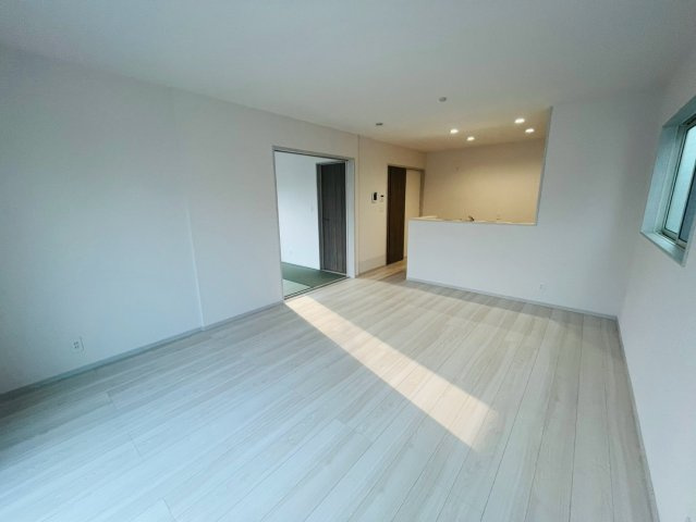 【いろどりアイタウン】栃木市藤岡町藤岡22-P4　全4邸の居間・リビング|〇１号棟　リビング〇
爽やかなホワイトで統一されたリビングは光を反射し、明るい空間を作り出します。
2026年7月撮影