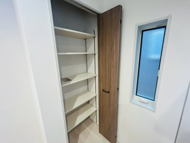 【いろどりアイタウン】栃木市藤岡町藤岡22-P4　全4邸の収納|〇１号棟　パントリー〇
お気に入りの食器や保存食などを収納することができます♪
2026年7月撮影