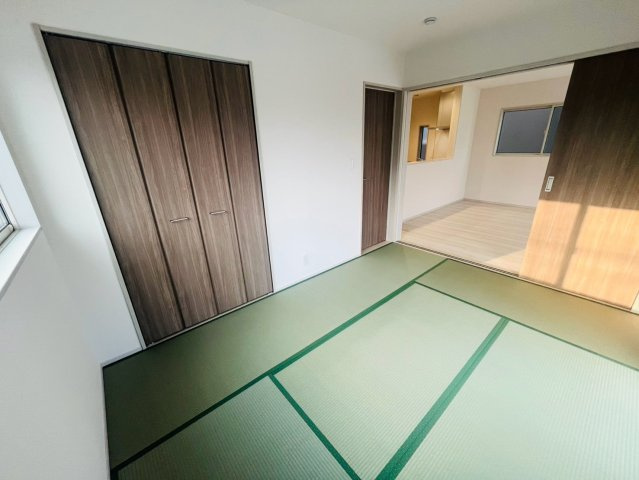 【いろどりアイタウン】栃木市藤岡町藤岡22-P4　全4邸の和室|〇１号棟　和室　6帖〇
リビングと続き間の和室です。玄関ホール側にも扉があり、リビングを通らずにお客様をお部屋へ通すことができます（＾＾）
2026年7月撮影