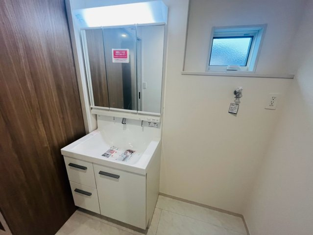 【いろどりアイタウン】栃木市藤岡町藤岡22-P4　全4邸の独立洗面台|〇１号棟　洗面化粧台〇
三面鏡の大きな洗面台は、収納スペースも充実♪鏡の裏も収納スペースになっております。
2026年7月撮影