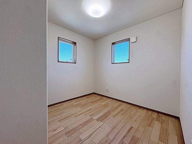 【エコnaホーム】　郡山市横塚6丁目　芳賀小・第四中の洋室|北西側の洋室　2面採光でたっぷりと日差しが入り明るいお部屋です！