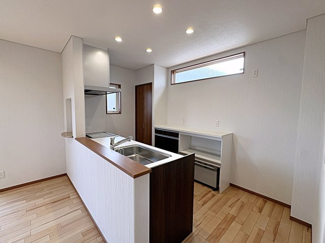 【エコnaホーム】　郡山市横塚6丁目　芳賀小・第四中のキッチン|便利な食品庫があり、収納とゴミ箱も備え付けております！