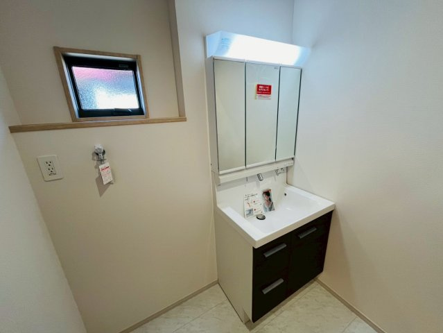 【いろどりアイタウン】栃木市藤岡町藤岡22-P4　全4邸の独立洗面台|〇洗面台〇
三面鏡の大きな洗面台は、収納スペースも充実♪鏡の裏も収納スペースになっております。
2026年3月撮影