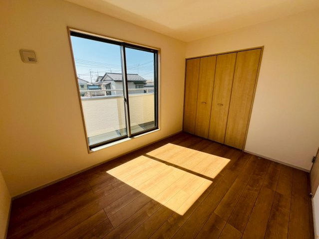 【いろどりアイタウン】栃木市藤岡町藤岡22-P4　全4邸の洋室|〇洋室　6帖〇
バルコニーに面した洋室は日当たり良好です。クローゼットもご用意♪たっぷりの収納スペースで住空間もスッキリ広々♪
2026年3月撮影