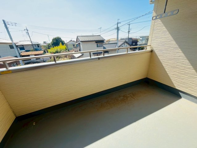 【いろどりアイタウン】栃木市藤岡町藤岡22-P4　全4邸のバルコニー|〇主寝室　8帖　バルコニー〇
屋根付きのインナーバルコニーなら、急な雨でも安心♪風通しも良いので、洗濯物がよく乾きます。
2026年3月撮影