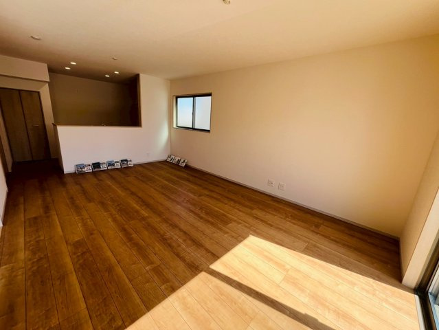 【いろどりアイタウン】栃木市藤岡町藤岡22-P4　全4邸の居間・リビング|〇リビング　17.5帖〇
明るいリビング。続き間の和室と合わせると更に開放的な空間が広がります♪
2026年3月撮影