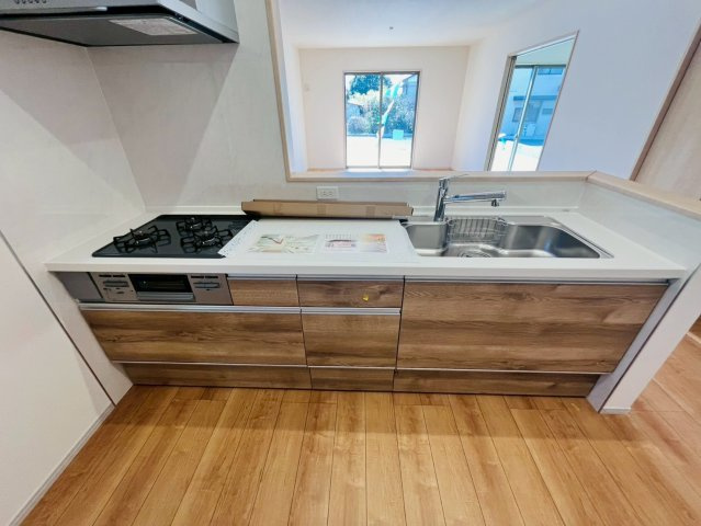 【いろどりアイタウン】栃木市藤岡町藤岡22-P4　全4邸のキッチン|〇キッチン〇
お料理をしながら、後片付けをしながら会話がはずむ対面キッチン。リビングが見渡せるので小さいお子様がいても安心です。
2026年3月撮影