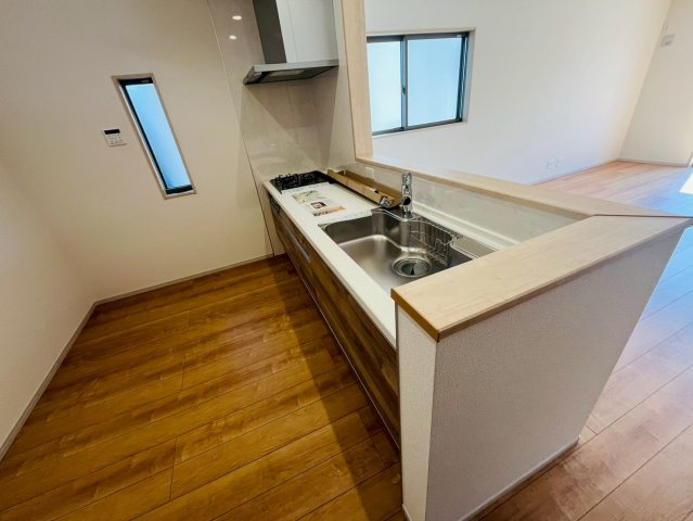 【いろどりアイタウン】栃木市藤岡町藤岡22-P4　全4邸のキッチン|〇キッチン〇
対面仕様で、料理をしながら家族と会話ができるだけでなく、明るいリビングとつながる、ゆとりと快適性を兼ね備えたキッチンです。
2026年3月撮影