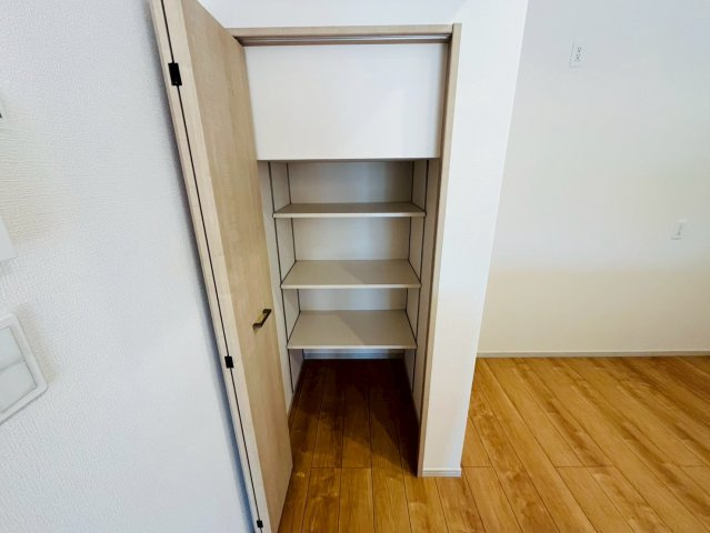 【いろどりアイタウン】栃木市藤岡町藤岡22-P4　全4邸の収納|〇キッチンパントリー〇
キッチン横にはパントリーを設置しました。食材の保存やキッチン用品などをしまっておくことができます♪
2026年3月撮影