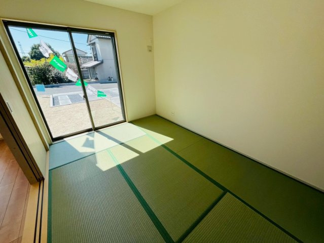 【いろどりアイタウン】栃木市藤岡町藤岡22-P4　全4邸の和室|〇和室　6帖〇
リビング横にある和室。ゆったりくつろぎたいときに嬉しいスペースです♪お子様のプレイルームとしても活用いただけます。
2026年3月撮影