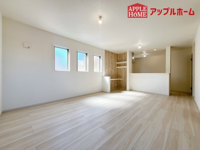 [新築住宅] さいたま市大宮区上小町 1期の居間・リビング|窓から差し込む光で家族を温かく包み込みます。明るいリビングで子育てする喜びを☆いつでも見学可能です！