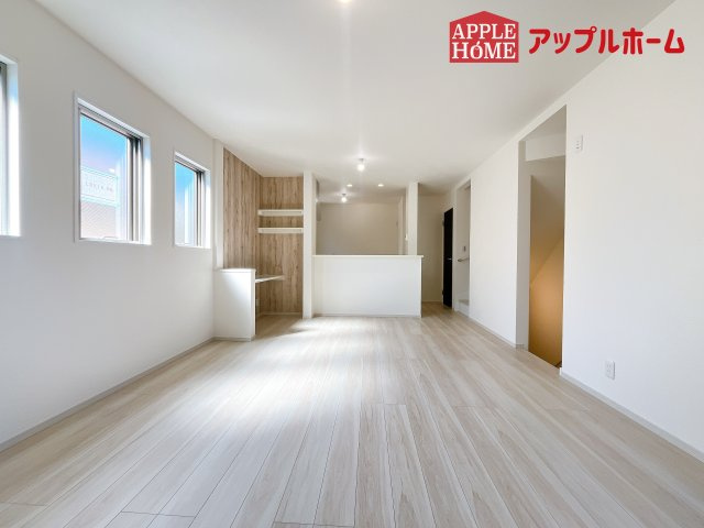 [新築住宅] さいたま市大宮区上小町 1期の居間・リビング|広々リビング×対面キッチンで家族の会話も弾みます♪家族団らんの秘訣は間取りにあり☆夢のマイホームを一緒に叶えましょう！