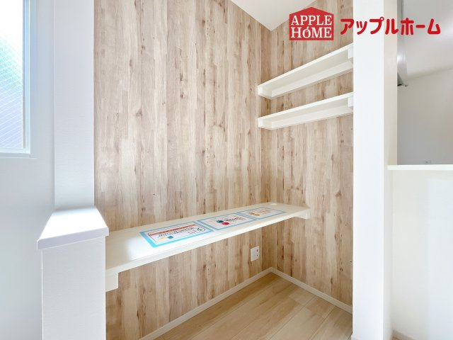 [新築住宅] さいたま市大宮区上小町 1期のその他|家族で使える♪スタディカウンター。お子様の学習スペースとしてはもちろん、在宅ワークや趣味の作業にも活躍。リビングの一角に家族みんな「ちょうどいい場所」をお作りしました。