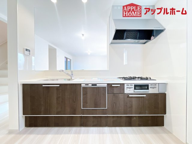 [新築住宅] さいたま市大宮区上小町 1期のキッチン|調理スペース広めの使い勝手の良い3口ガスコンロのシステムキッチン。ビルトインタイプの食器洗浄乾燥機は見た目スッキリ。時間と手間を節約して、自分時間をもっと楽しみましょう♪