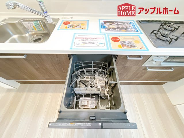 [新築住宅] さいたま市大宮区上小町 1期のキッチン|面倒な食器洗いは食洗機にお任せして空いた時間は他の家事や家族のだんらんに♪一回の水の使用量もおよそ10ℓと節水効果も期待できます！