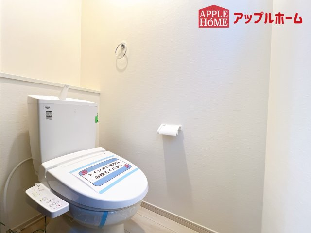 [新築住宅] さいたま市大宮区上小町 1期のトイレ|1Fと2Fそれぞれにトイレがあるから、使いたい時にすぐに使える安心設計。もちろんシャワートイレ完備で日常の小さなストレスを減らし、暮らしにゆとりと快適さをプラスする仕様です。