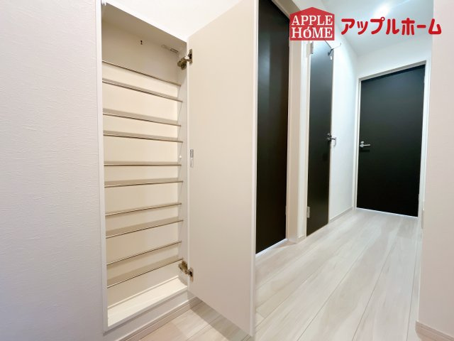 [新築住宅] さいたま市大宮区上小町 1期の収納|明るく清潔感のある玄関でお客様を迎えるスペースをパッと明るい印象に！大容量の収納力で大家族の履物もすっきり収納できます♪