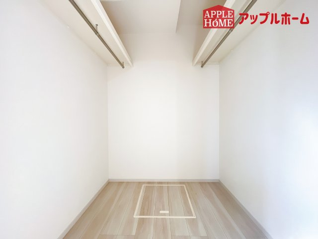 [新築住宅] さいたま市大宮区上小町 1期の収納|お洋服を大切にされる方に大変喜ばれる、ウォークインクローゼット。お洋服以外にも掃除機やスーツケースなどを一箇所に集約できるのは魅力ですね！扉が一箇所ですので、お部屋の見た目にもスッキリ！
