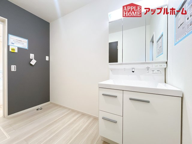 [新築住宅] さいたま市大宮区上小町 1期の独立洗面台|ゆとりの洗面スペースで朝の身支度も快適スムーズに。３面鏡で髪のセットやお化粧もストレスなくこなせ、朝から気分良く通勤通学に向かえそうですね！鏡の裏にはたっぷりと収納スペースを標準装備