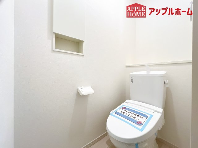 [新築住宅] さいたま市大宮区上小町 1期のトイレ|1Fと2Fそれぞれにトイレがあるから、使いたい時にすぐに使える安心設計。もちろんシャワートイレ完備で日常の小さなストレスを減らし、暮らしにゆとりと快適さをプラスする仕様です。