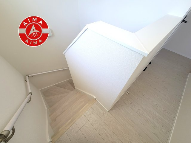 福岡市東区塩浜1丁目第5-1棟（1号棟）の内装|階段からも明るい光が入ります。採光や通風も階段の重要な役割です。