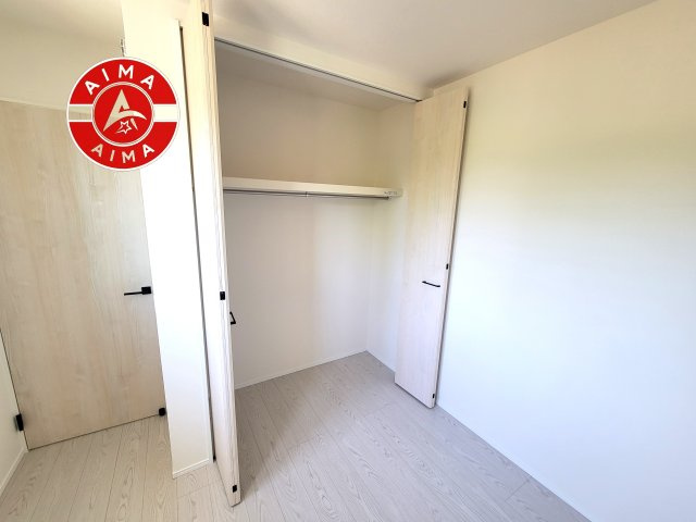 福岡市東区塩浜1丁目第5-1棟（1号棟）の収納|洋服や大きな荷物が多い方や人数の多いご家族などは、一般的なクローゼットよりもウォークインクローゼットのほうが使い勝手が良いです。