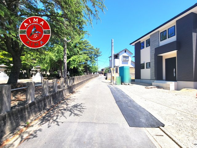 福岡市東区塩浜1丁目第5-1棟（1号棟）の前面道路含む現地写真|前面道路は閑静な住宅地をはしる車通りの少ない道路。お車の出し入れが苦手なママや小さなお子様にも安心ですね。しっかり舗装もされているので、ベビーカーや自転車で通っても快適に通行できます。