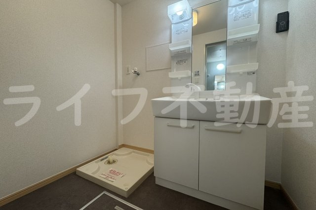 コートドールⅡの独立洗面台|独立洗面台、小物を置くことができて便利です