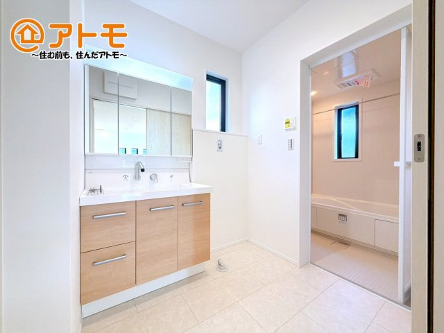 【独立洗面台】 | 沼津市岡宮　新築一戸建て　2号棟 | 洗面所って朝に混み合いませんか？広々とした脱衣所、３面鏡の独立洗面台で朝の時間を少しお手伝い♪